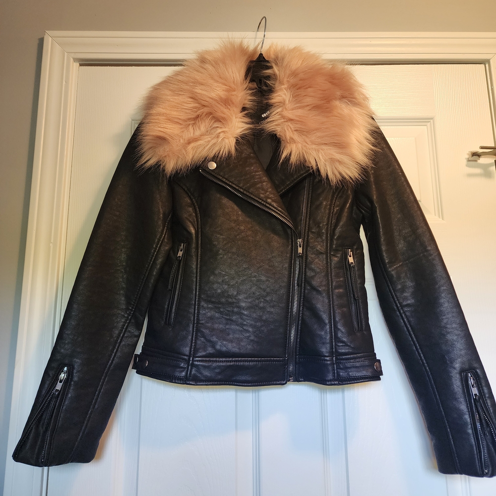 Luxurious Black Leather Jacket with Faux Fur Collar